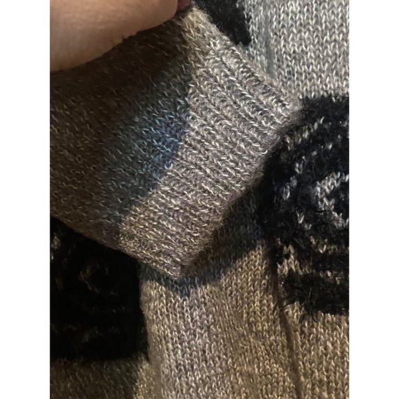 Women's Gray Cable & Gauge Fuzzy Black Rosette Sweater Size Small - Picture 7 of 9